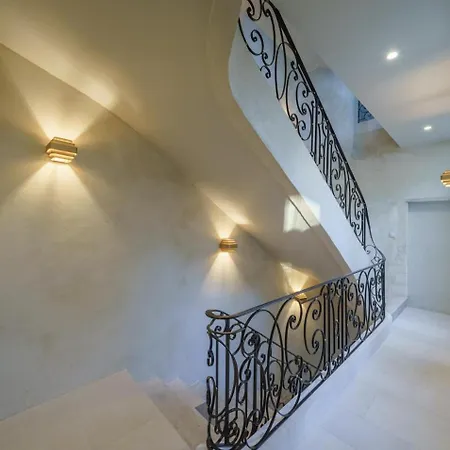 Historic 18th-century Mansion - 3 Bedroom - - Garden & Museums Nearby * Байе