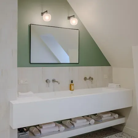 Historic 18th-century Mansion - 3 Bedroom - - Garden & Museums Nearby Вилла