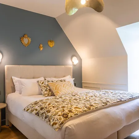 Historic 18th-century Mansion - 3 Bedroom - - Garden & Museums Nearby * Байе