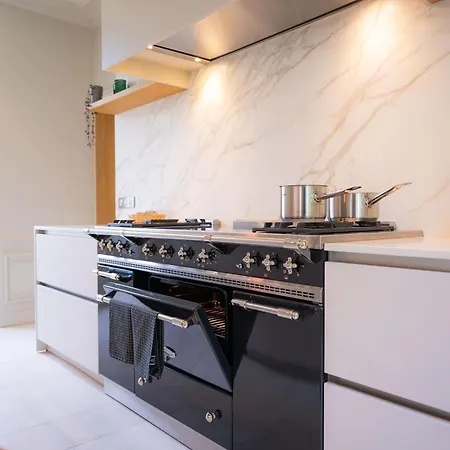 Historic 18th-century Mansion - 3 Bedroom - - Garden & Museums Nearby *