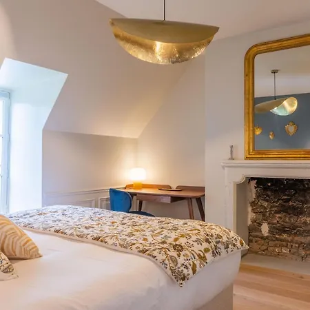 Historic 18th-century Mansion - 3 Bedroom - - Garden & Museums Nearby * Байе