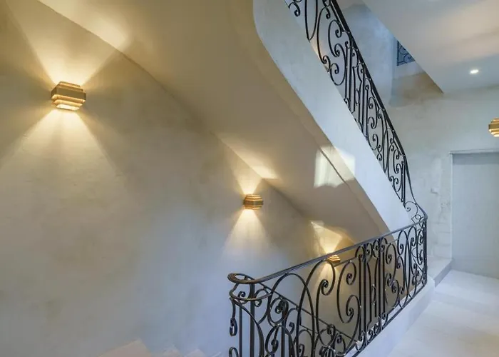 Historic 18th-century Mansion - 3 Bedroom - - Garden & Museums Nearby * Байе