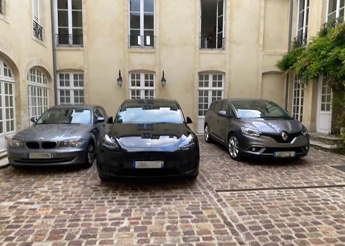 Historic 18th-century Mansion - 3 Bedroom - - Garden & Museums Nearby