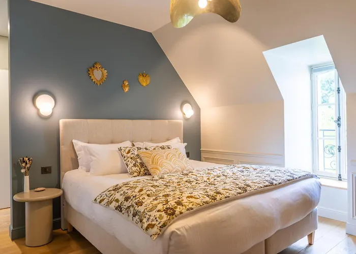 Historic 18th-century Mansion - 3 Bedroom - - Garden & Museums Nearby * Байе