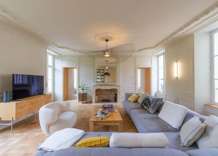 Historic 18th-century Mansion - 3 Bedroom - - Garden & Museums Nearby