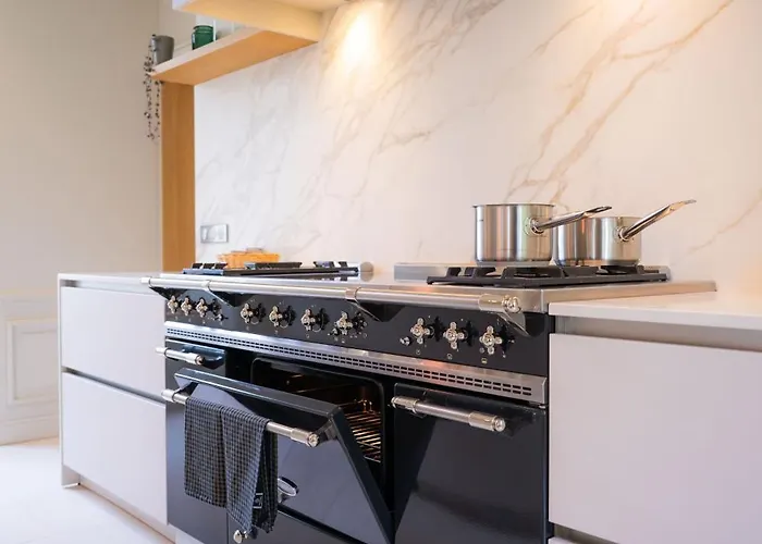 Historic 18th-century Mansion - 3 Bedroom - - Garden & Museums Nearby *