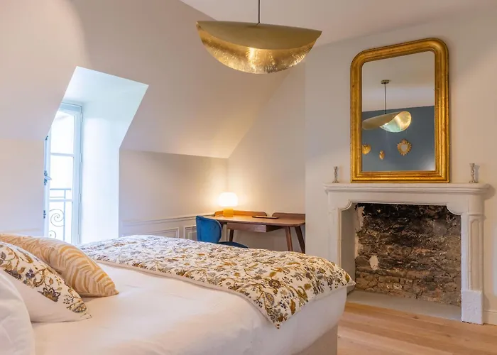 Historic 18th-century Mansion - 3 Bedroom - - Garden & Museums Nearby * Байе