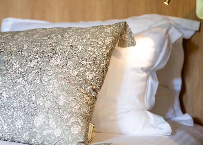 Historic 18th-century Mansion - 3 Bedroom - - Garden & Museums Nearby Вилла