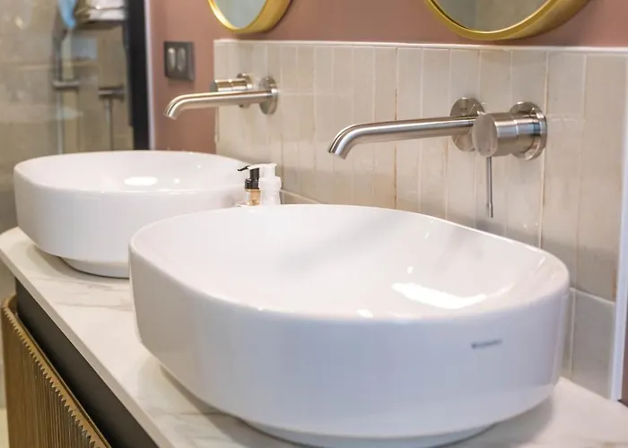 Historic 18th-century Mansion - 3 Bedroom - - Garden & Museums Nearby Вилла Байе