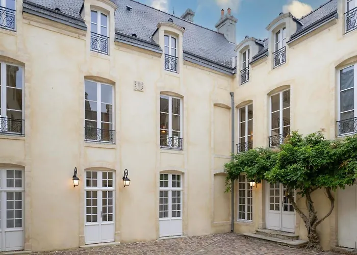 Historic 18th-century Mansion - 3 Bedroom - - Garden & Museums Nearby * Байе