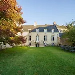 Historic 18th-century Mansion - 3 Bedroom - - Garden & Museums Nearby וילה *