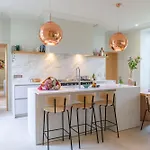 Historic 18th-century Mansion - 3 Bedroom - - Garden & Museums Nearby וילה