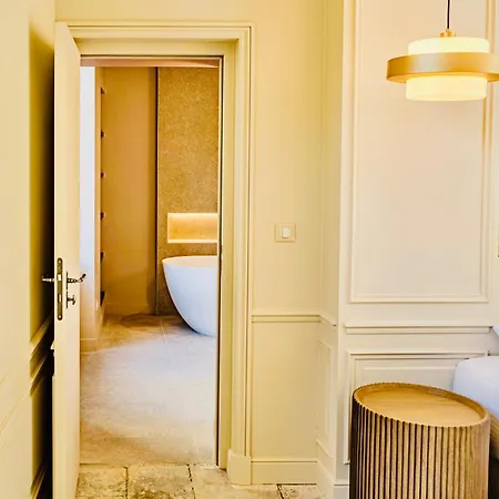 Historic 18th-century Mansion - 3 Bedroom - - Garden & Museums Nearby Байе