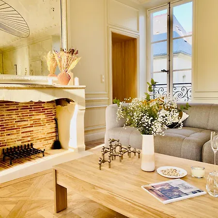 Historic 18th-century Mansion - 3 Bedroom - - Garden & Museums Nearby *