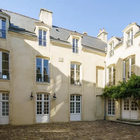 Historic 18th-century Mansion - 3 Bedroom - - Garden & Museums Nearby