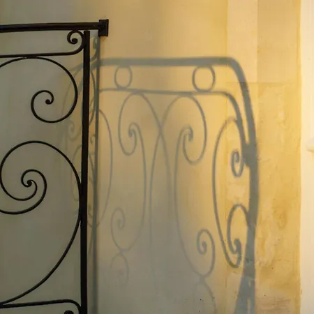 Villa Historic 18th-century Mansion - 3 Bedroom - - Garden & Museums Nearby