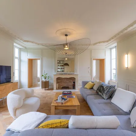 Historic 18th-century Mansion - 3 Bedroom - - Garden & Museums Nearby