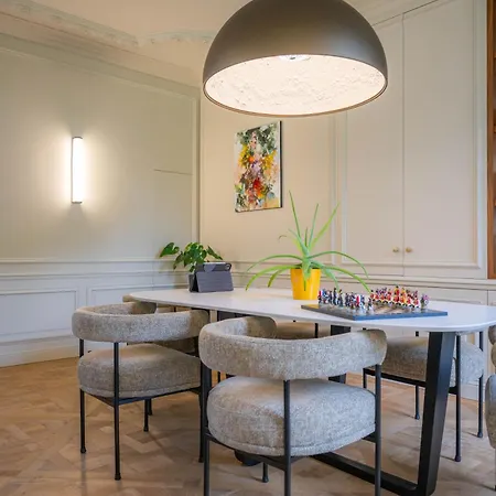 Historic 18th-century Mansion - 3 Bedroom - - Garden & Museums Nearby Villa *