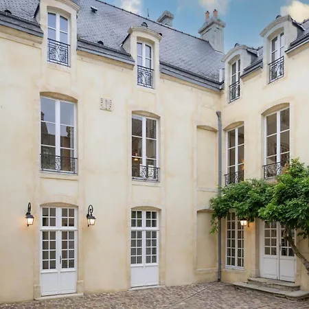 Historic 18th-century Mansion - 3 Bedroom - - Garden & Museums Nearby * Bayeux