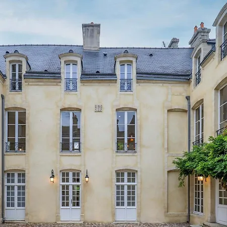 Historic 18th-century Mansion - 3 Bedroom - - Garden & Museums Nearby Villa *