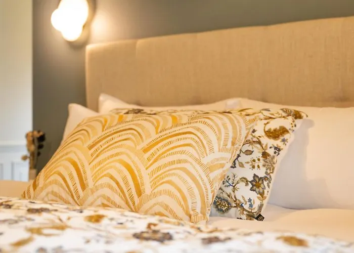 Villa Historic 18th-century Mansion - 3 Bedroom - - Garden & Museums Nearby Bayeux