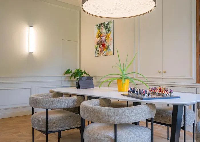 Historic 18th-century Mansion - 3 Bedroom - - Garden & Museums Nearby Villa *