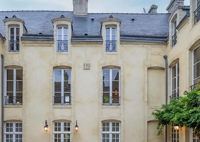 Historic 18th-century Mansion - 3 Bedroom - - Garden & Museums Nearby Villa *