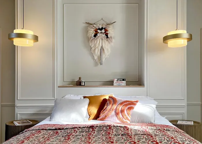 Historic 18th-century Mansion - 3 Bedroom - - Garden & Museums Nearby Villa Bayeux